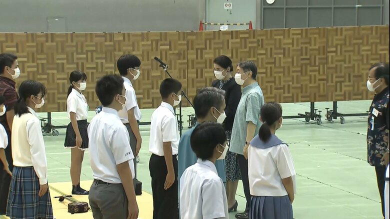 「三線」の練習会の後、参加者に声をかけられる両陛下(23日 沖縄・宜野湾市)