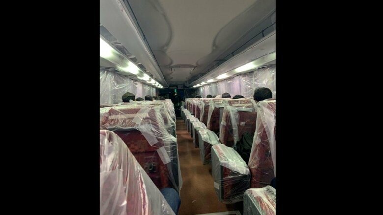 ※写真:移動に使ったバスの車内