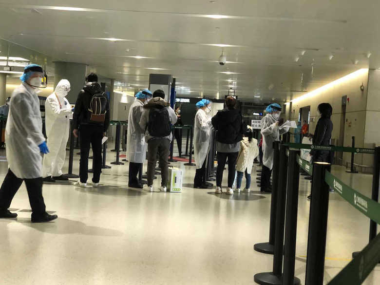 日本から上海に到着すると健康状態など厳しいチェックが行われる(上海虹橋空港)