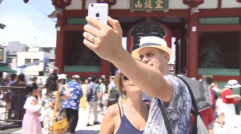 多くの外国人観光客で賑わう東京の観光地・浅草