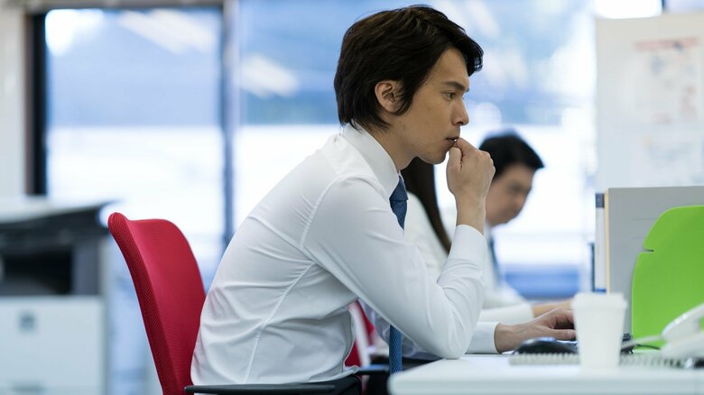 若い社員ひとりに責務を押し付けていないか(画像はイメージ)
