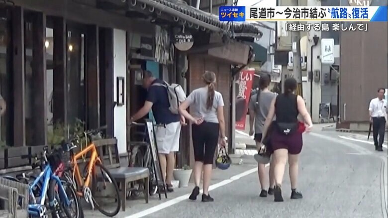 自転車で生口島を観光する外国人