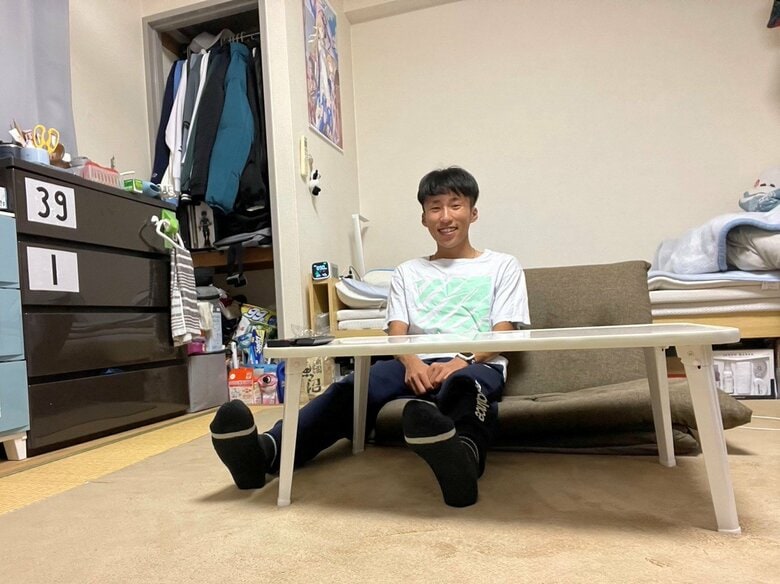 寮の自室でくつろぐ 城西大4年 山本唯翔選手
