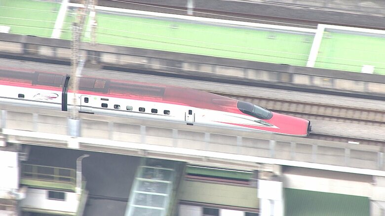 JR大宮駅に向けて連結せずに移動する「こまち」