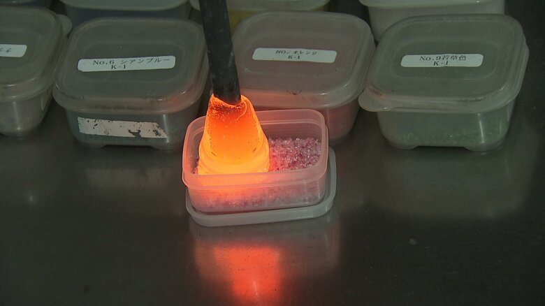 焼いたガラスに色の粒をつける