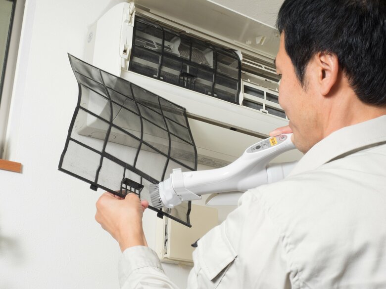大きなホコリは掃除機で吸い取る（イメージ）