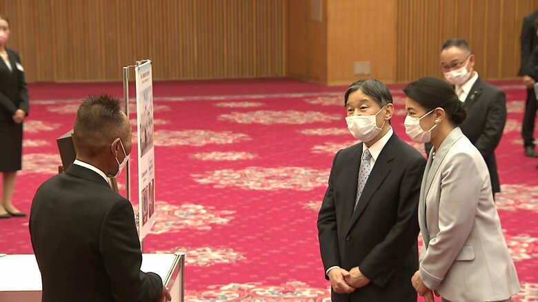 漁業関係者と話される両陛下