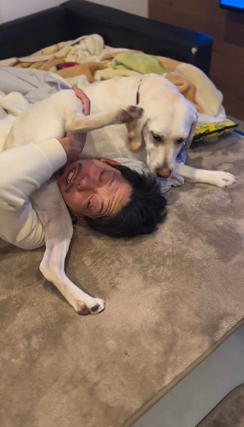 えまちゃん自体をのけようとはせずに後ろ足だけをのかしていた