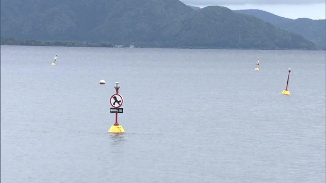 船舶の航行区域を示すブイ（福島県・猪苗代湖）