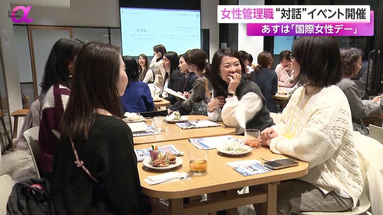 色とりどりの軽食と会話を楽しむ女性たち