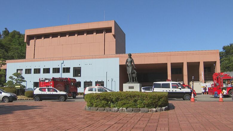 爆発事故が起きた弥彦総合文化会館