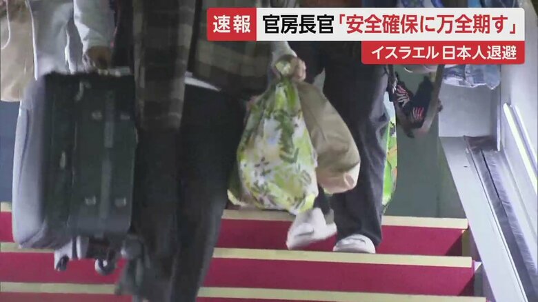 韓国軍の輸送機では、日本人51人が無料で退避した