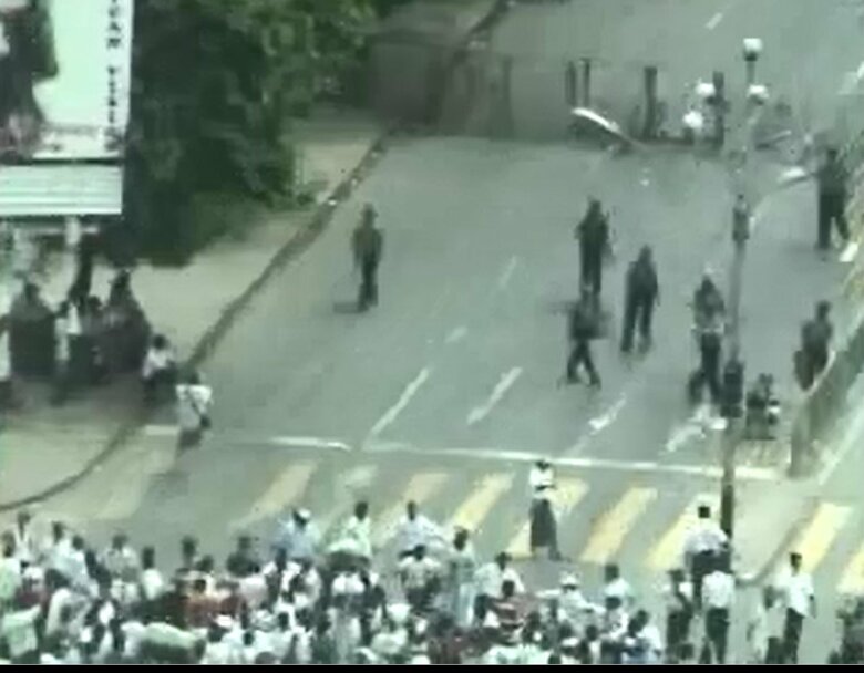 銃撃される直前、デモを取材する長井健司さん