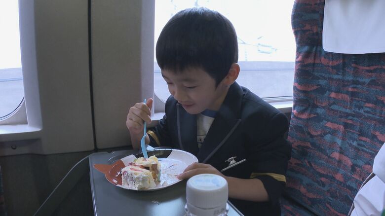 ケーキを食べる諒祐くん