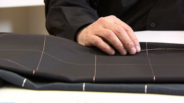 「筒描き」の技法で描いた格子柄