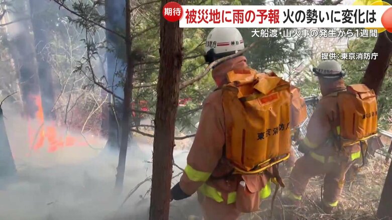 なおも木や草に燃え移った火が住宅のすぐそばまで迫る