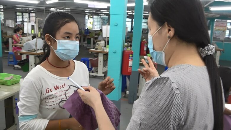 アドバイスを受ける受講者