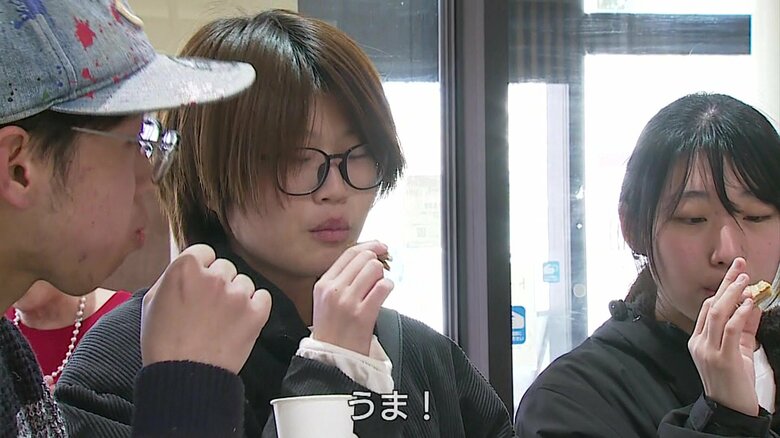 “梨の葉スイーツ”を試食する人たち