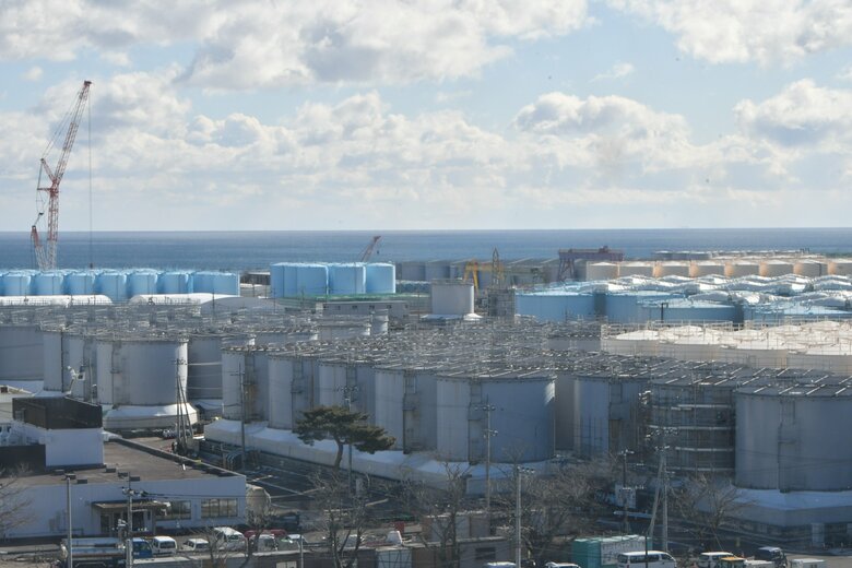 福島第一原発敷地内には処理水の貯蔵タンクが並ぶ