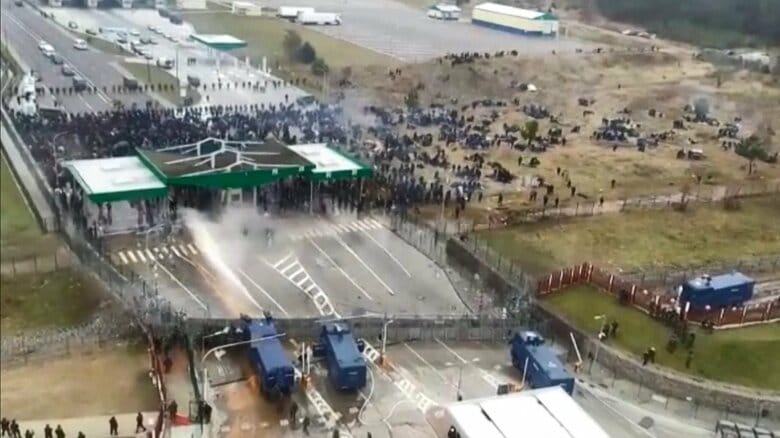 ポーランドは国境に有刺鉄線を張り１万5000人以上の治安部隊を派遣して入国を徹底的に阻止
（映像提供：Polish Interior Ministry）