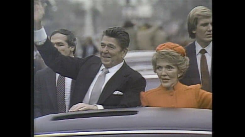 サンルーフから乗り出して手を振るレーガン大統領夫妻（1981年1月20日）