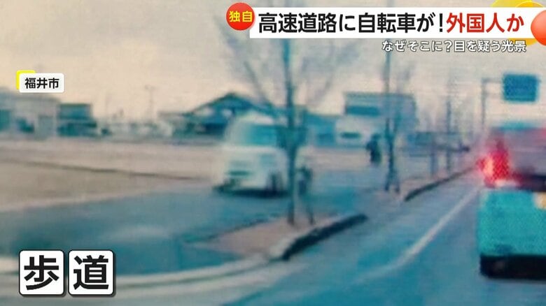 歩道で歩行者とすれ違う車