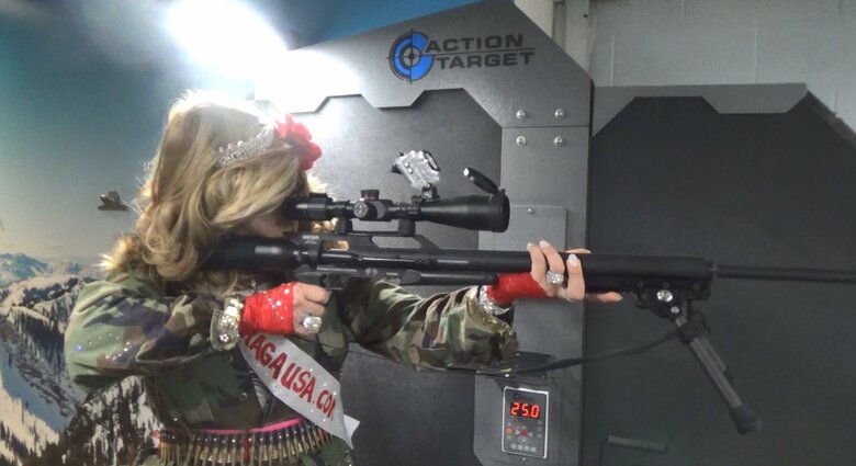 レディー・マガさんは3種類の銃を撃っていた