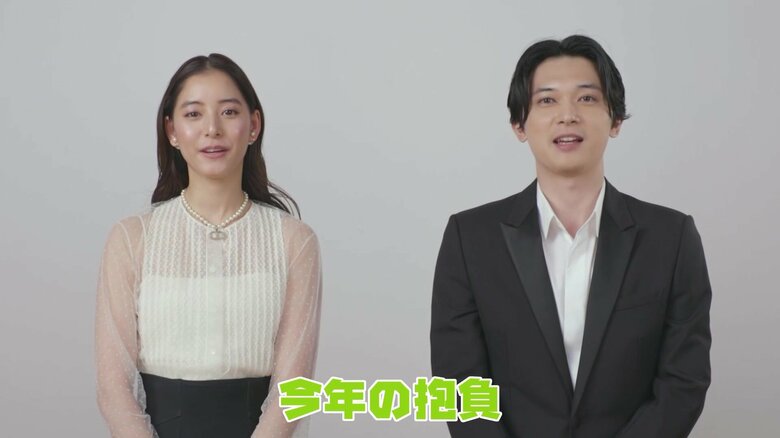 2022年の抱負を語る新木優子さん(左)と吉沢亮さん