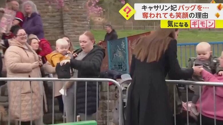 赤ちゃんが落としたバッグを、母親がキャッチする様子⑤