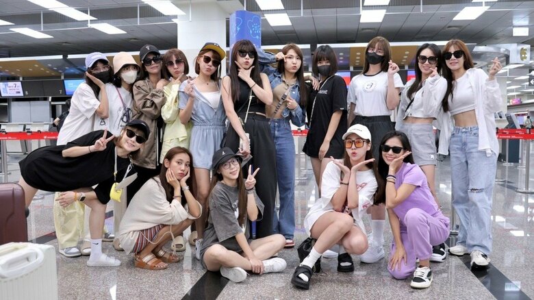 出発前に集合写真（1日、台北）