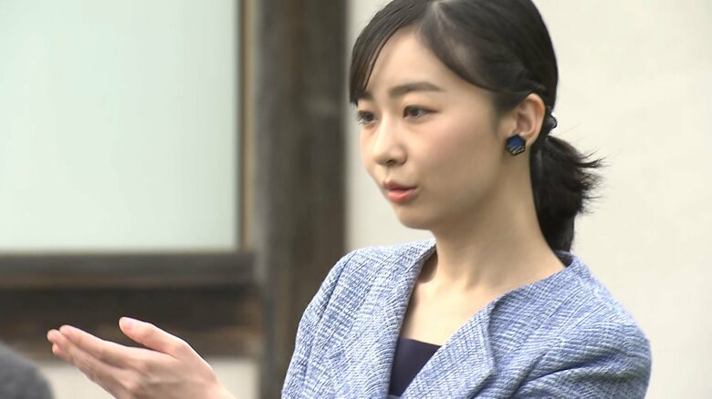 「国際陶磁器フェスティバル」で400年前の安土桃山時代の地上式窯の説明などを受けられる佳子さま