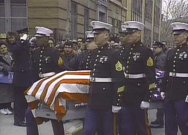 犠牲になった同僚の棺を運ぶアメリカ海兵隊員　1991年2月