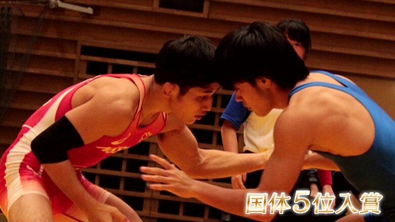 かつてはレスリングに打ち込んでいた小宮選手（左）。国体で5位入賞の実績を持つ
