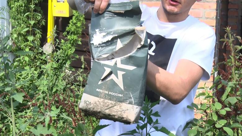 ロシア軍が兵士に支給したとみられる弁当容器が入った袋も敷地内に