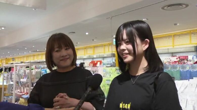 内覧会を訪れた親子