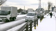 記録的大雪の影響続く…ノロノロ運転で道路は大渋滞　気温上昇と雨で雪崩などに注意