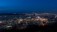 まるで夜空に浮かぶ宝石箱。人々の営みと静けさが交錯する「街を見下ろす夜景」3選【夜景マニアが贈る至極の眺望】