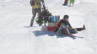 クリスマスツリーや大谷＆デコピンが雪上を滑る　ビール缶やカップ麺も　スキー場で仮装ソリのコンテスト　青空のもと「ゆる～く」楽しむ