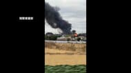 真っ赤な炎と高く立ち上る黒煙…農機具を収納している倉庫が燃える火事　ほぼ全焼しケガ人なし　千葉・旭市
