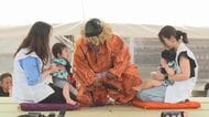どれだけ大声で泣いたかで勝敗…赤ちゃん約300人が参加し『泣き相撲』“横綱”には地元産のお米贈られる