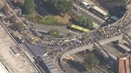 震度5強 大混乱の首都東京 駅に帰宅困難者 道路は冠水 SNSで「テレワーク」急上昇