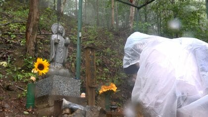 日航機墜落事故から41年　雨の中、遺族や社長らが慰霊登山　御巣鷹の尾根の「昇魂之碑」前で黙とう