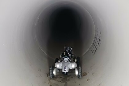 【ポケット・クエリーズ】サン・シールドと地上拠点からの無線遠隔操縦で四足歩行ロボットによる下水道管内走行・撮像に成功