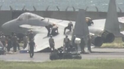  F－15戦闘機が那覇空港の滑走路上で一時停止　航空機20便以上に遅れ　第2滑走路“損傷”で運用再開見通し立たず