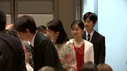 秋篠宮ご一家　日本人パラグアイ移住90周年記念コンサートへ　南米のハープ「アルパ」の演奏　悠仁さま「2台のアルパの音域は違うんですか？」と質問