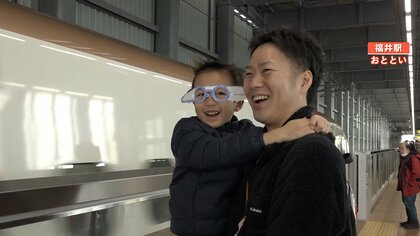 【熱気】北陸新幹線延伸し福井へ 「乗りたくなってきた」見学にホームに来た父子“弾丸往復”で乗車し大満足