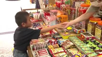物価高の波は子どもの味方「駄菓子」にも　「10円で買えるのは1つだけ」　止まらない価格改定