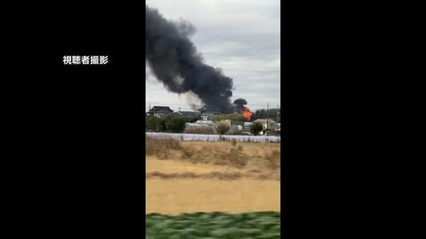 真っ赤な炎と高く立ち上る黒煙…農機具を収納している倉庫が燃える火事　ほぼ全焼しケガ人なし　千葉・旭市