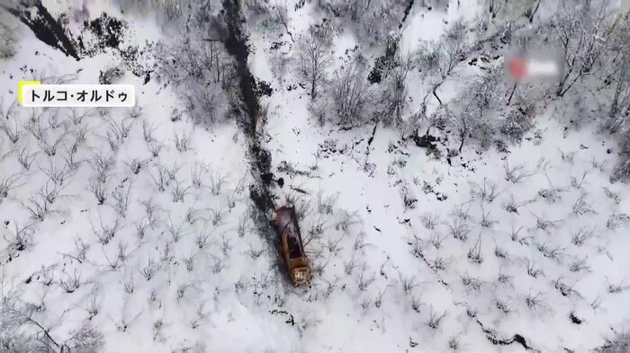 トラックから黒い線がのびるように続く（IHA）