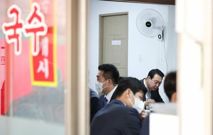 竜山のうどん店で昼食をとる尹大統領(大統領室インスタグラムより)